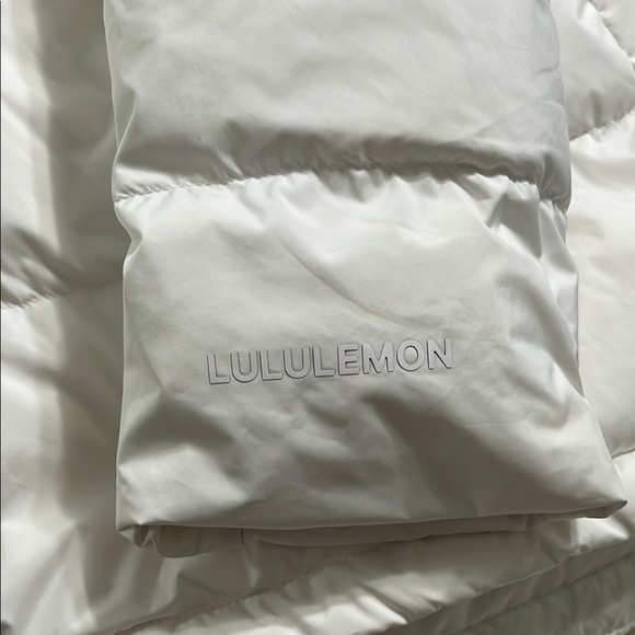 Lululemon Athletica White Puffer Jacket with Cropped Design - Picture 10 of 16